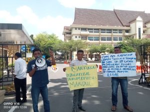 ALIANSI SISKAMLING Kembali Sambangi Mapolda Jambi Miminta Proses Penjemputan Terhadap Alfian Gofar Alias Iyan kincai Yang Di Duga Pemilik 78 sumur minyak ilegal Dipercepat. 