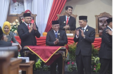 anggota DPRD Kabupaten Muaro Jambi periode 2024-2029 mengucapkan sumpah/janji jabatan