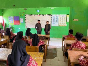 Ketua DPRD Kabupaten Muaro Jambi Aidi Hatta.S.Ag Langsung Meninjau Proses Belajar Mengajar Di Madrasah Al Hidayah Dalam Rangka Hari Santri Nasional.