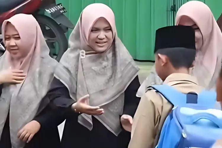 Luar Biasa….! Suami Jadi Wakil Bupati Lampura, Istri Romli: Saya Tetap Guru Honorer