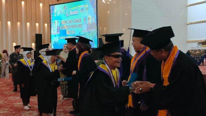 Ratusan Lansia Muaro Jambi Di Wisuda, Raden Najmi Harap Lansia Makin Bahagia