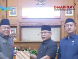 SEKDA Muaro Jambi dan Ketua DPRD Muaro Jambi Hadiri Paripurna membahas tiga Ranperda