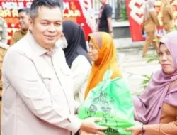 Kemas Alfallery Pantau Kondisi Gerakan Pangan Murah di Pelataran Tugu Keris Siginjai