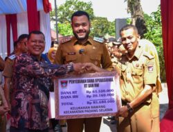 Perdana Masuk Kerja Pasca Lebaran, Wali Kota Fadly Amran Serahkan Dana Operasional RT/RW Padang Selatan dan Bungtekab