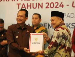 Bupati Muaro Jambi Bambang Bayu Suseno dan Kepala BPKAD Serahkan LKPD Tahun Anggaran 2024 Kepada BPK RI