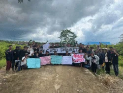 Warga Sadu Gelar Aksi Demo di Kantor Camat Tuntut Perbaikan Jalan Rusak