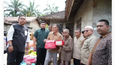 Wakil Bupati Junaidi Mahir Salurkan Bantuan Korban Kebakaran di Desa Tanjung Katung