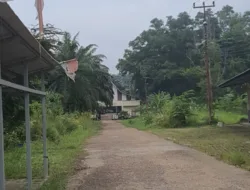 LUSUHNYA KAIN BENDERA DI DEPAN HIDUNG PEJABAT