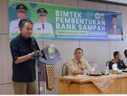 Dorong Lingkungan Bersih, Wabup Junaidi Mahir Buka Bimtek Bank Sampah di Muaro Jambi
