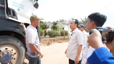 Bupati BBS Tinjau Jalan Rusak di Sungai Gelam, Soroti Rambu Tonase dan Lampu PJU Bermasalah