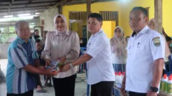 Ketua TP PKK Muaro Jambi Serahkan Bibit Cabai untuk Dukung Ketahanan Pangan di Desa Gerunggung