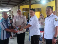 Ketua TP PKK Muaro Jambi Serahkan Bibit Cabai untuk Dukung Ketahanan Pangan di Desa Gerunggung