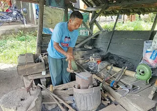 Tiga Generasi Bertahan: Pandai Besi di Sengeti Muaro Jambi Tetap Menyala di Tengah Serbuan Produk Pabrikan