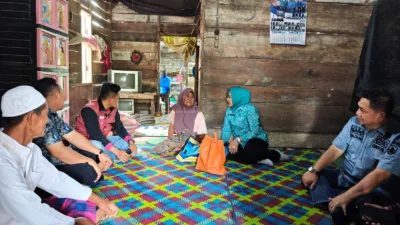 Ketua TP PKK Muaro Jambi Salurkan Bantuan Sembako bagi Keluarga Miskin Ekstrem di Kelurahan Tanjung