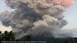 Lewotobi Meletus Dahsyat: Awan Panas Capai 18 Km, Warga Panik dan Bandara Lumpuh