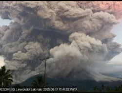 Lewotobi Meletus Dahsyat: Awan Panas Capai 18 Km, Warga Panik dan Bandara Lumpuh