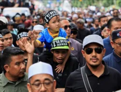 Puluhan Ribu Warga Malaysia Desak PM Anwar Ibrahim Mundur, Mahathir Turun ke Jalan