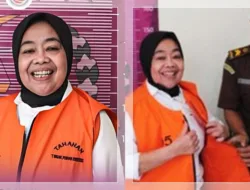 Senyum Bu Kades Ini Layak Dinobatkan : Senyum Koruptor Terbaik 2025