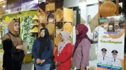 Ketua TP PKK Muaro Jambi Tinjau Stand UMKM di Festival Batanghari 2025