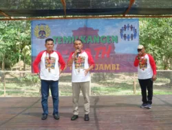 Wakil Bupati Muaro Jambi, Junaidi Mahir, saat menghadiri reuni 40 tahun alumni SMPN 1 Kota Jambi