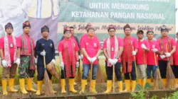 Bupati Muaro Jambi membuka Gerakan Irigasi Bersih di Desa Sungai Duren