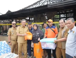 Wabup Muaro Jambi Tinjau Lokasi Kebakaran di Penyengat Olak, Tiga Rumah Hangus