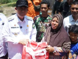 Bupati Muaro Jambi Serahkan Bantuan Sembako untuk Korban Kebakaran di Kumpeh Ulu