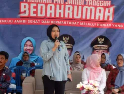 Ketua Tim Pembina Posyandu Muaro Jambi Dampingi Peresmian Bedah Rumah Program Pro Jambi Tangguh