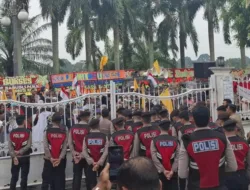Jelang Pelantikan, Massa Geruduk Rumah Dinas Gubernur Jambi Tolak Ketua KONI dari Polisi Aktif