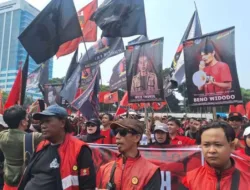 Demo Buruh 28 Agustus: Ribuan Massa Padati DPR, Suarakan Hapus Outsourcing & Tolak Upah Murah