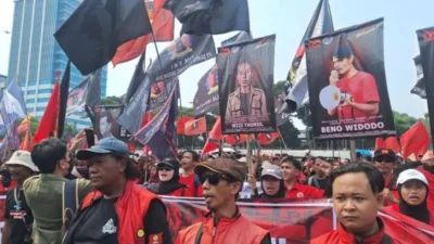 Demo Buruh 28 Agustus: Ribuan Massa Padati DPR, Suarakan Hapus Outsourcing & Tolak Upah Murah