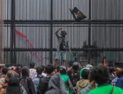 Demo Depan DPR Ricuh, Polisi Kerahkan 1.250 Personel dan Pukul Mundur Massa dengan Water Cannon