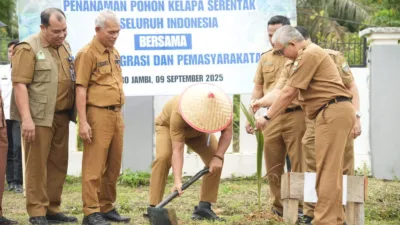 Sekda Muaro Jambi Bersama Forkopimda dan Lapas Perempuan Tanam Bibit Kelapa Serentak