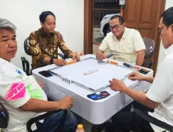Menhut Raja Juli Antoni Klarifikasi Foto Viral Main Domino dengan Azis Wellang