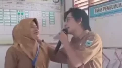 Viral: Kepsek dan Guru Karaoke Pakai Smart TV Bantuan Negara saat Jam Belajar