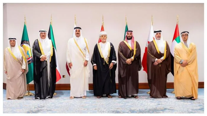 Langkah kolektif GCC — pernyataan “serangan terhadap satu = serangan terhadap semua” — menandai perubahan besar dalam postur keamanan Teluk dan meningkatkan risiko konfrontasi regional.