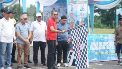 Photo Wakil Bupati Muaro Jambi Junaidi Mahir saat Pelepasan Peserta Lomba Balap Sepeda Citerium 2025 di Komplek Perkantoran Bukit Cinto Kenang, Sengeti ( Dok : Redaksi/Ist)