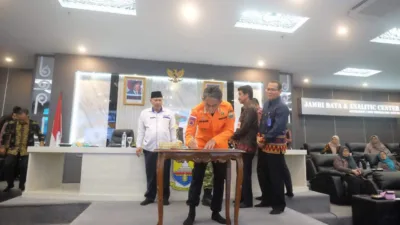 Photo Wakil Bupati Muaro Jambi Junaidi Mahir menghadiri kegiatan Launching dan Penandatanganan Komitmen Peta Jalan Kependudukan Provinsi Jambi yang digelar di Ruang JDAC Kantor Gubernur Jambi, Kamis 30/10/2025. (Dok: Photo Diskominfo)