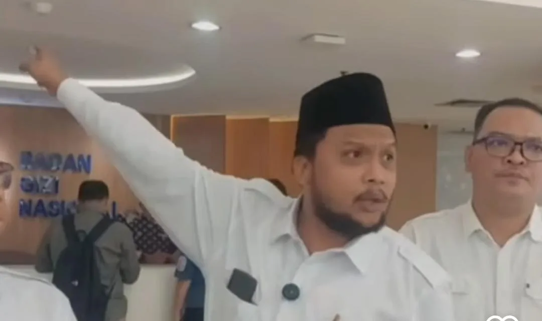 Gambar Photo Ahmad Yazdi, Ketua Umum APP-BGN Saat Menyampaikan pernyataan Pers Kepada Awak media di kantor BGN Jakarta (dok: Hasil Tangkapan Layar di Media sosial)