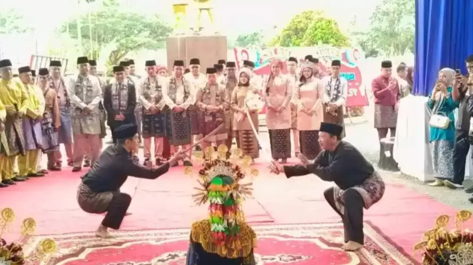 Gambar Rangkaian Acara Penyambutan dengan Tarian Sekapur Sirih dan Pencak Silat Didepan Halaman Gedung DPRD Muaro Jambi dalam Rangka Sidang Paripurna HUT Ke-26 Kabupaten Muaro Jambi (Dok: Redaksi/Ist)