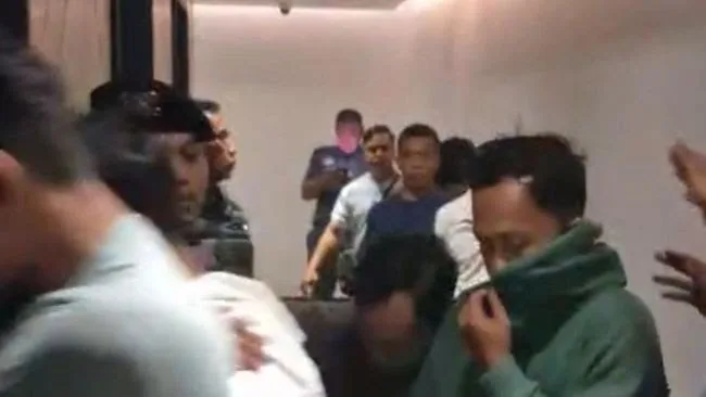Polisi gerebek pesta seks sesama jenis di Hotel Midtown Residence Surabaya (Foto: Istimewa)