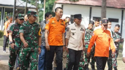 Photo Wakil Bupati Junaidi Mahir Mendampingi Wakil Gubernur Abdullah Sani pada saat menghadiri Latihan Gabungan Penanggulangan Karhutla Bersama Kodam XX/TIB di Bumi Perkemahan Abdulrahman Sayoeti - Musa di Sungai Gelam (Photo Dok Diskominfo)
