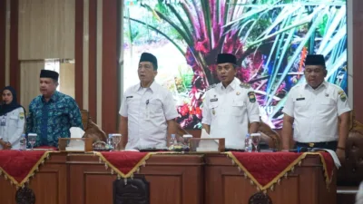 Photo Rapat Pematangan MTQ ke-54 Tingkat Provinsi Jambi Technical Meeting dihadiri Oleh Wakil Bupati Junaidi Mahir, Kanwil Depag Provinsi Jambi Mahbub Daryanto Serta sekda Muaro Jambi H.Budhi Hartono di Aula Rumah Dinas Bupati Komplek Perkantoran Bukit Cinto Kenang, Sengeti (Dok: Diskominfo)