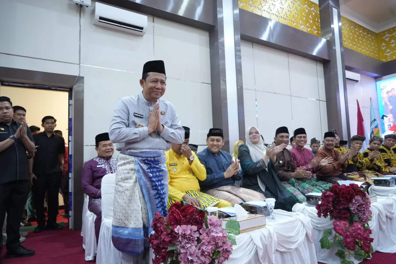 Photo Bupati Muaro Jambi, Dr. Bambang Bayu Suseno, SP, MM, M.Si menghadiri peringatan HUT ke-17 Kota Sungai Penuh di Gedung DPRD Kota Sungai Penuh. ( Dok : Diskominfo )