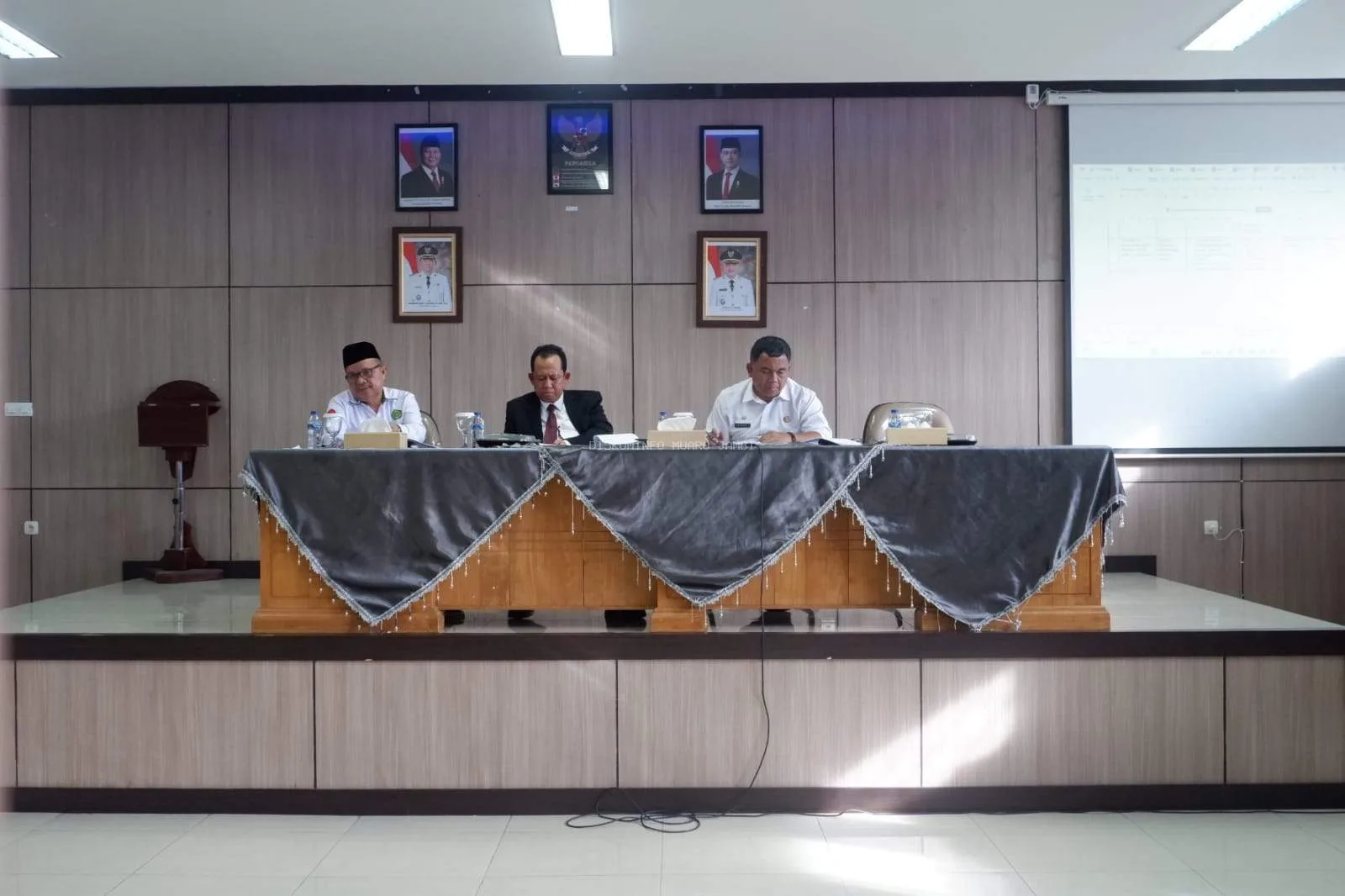 Photo Rapat Pemantapan Persiapan MTQ ke-54 Tingkat Provinsi Jambi dipimpin oleh Bupati Dr.BBS ( Photo : Diskominfo Muaro Jambi)