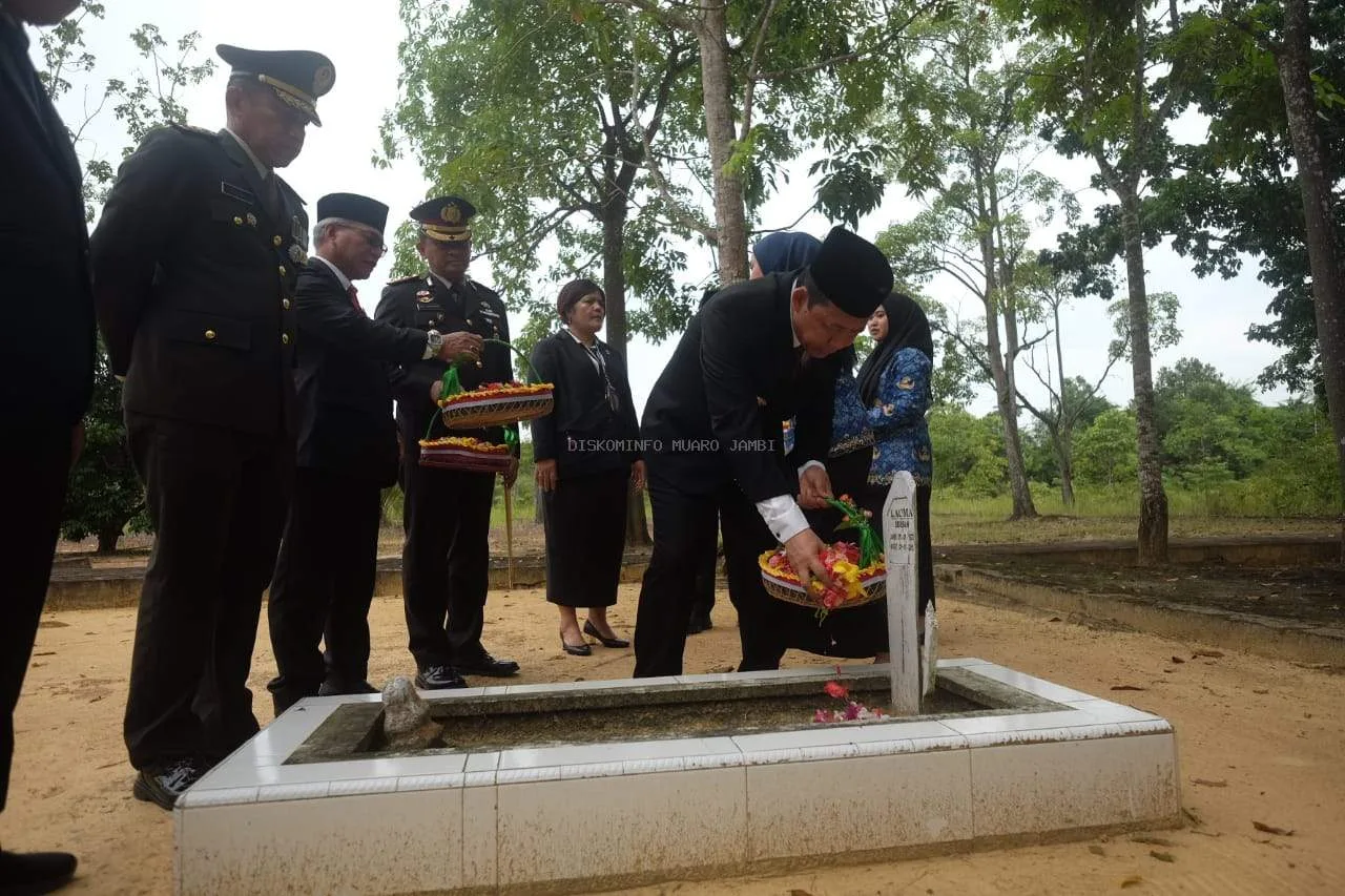 Photo Bupati Dr. Bambang Bayu Suseno memimpin ziarah nasional di TMP Satria Bahkti, Bukit Baling. (Foto: Diskominfo Pemkab Muaro Jambi)