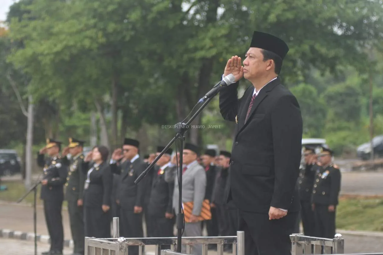 Photo Bupati Muaro Jambi, Dr. Bambang Bayu Suseno, memimpin upacara peringatan Hari Pahlawan di Lapangan MTQ Bukit Cinto Kenang. (Foto: Diskominfo Muaro Jambi)