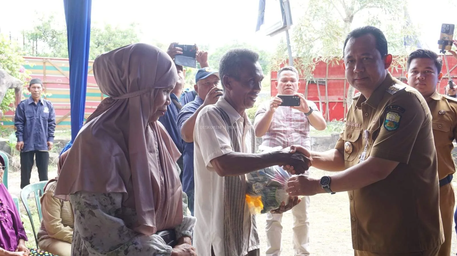 Photo Bupati Dr.BBS Menghadiri HUT Ke14 Partai NasDem Kegiatan berlangsung di Kantor DPD Partai NasDem Kabupaten Muaro Jambi, Jalan Kemas Tabro, Kelurahan Sengeti. ( Photo: Diskominfo)