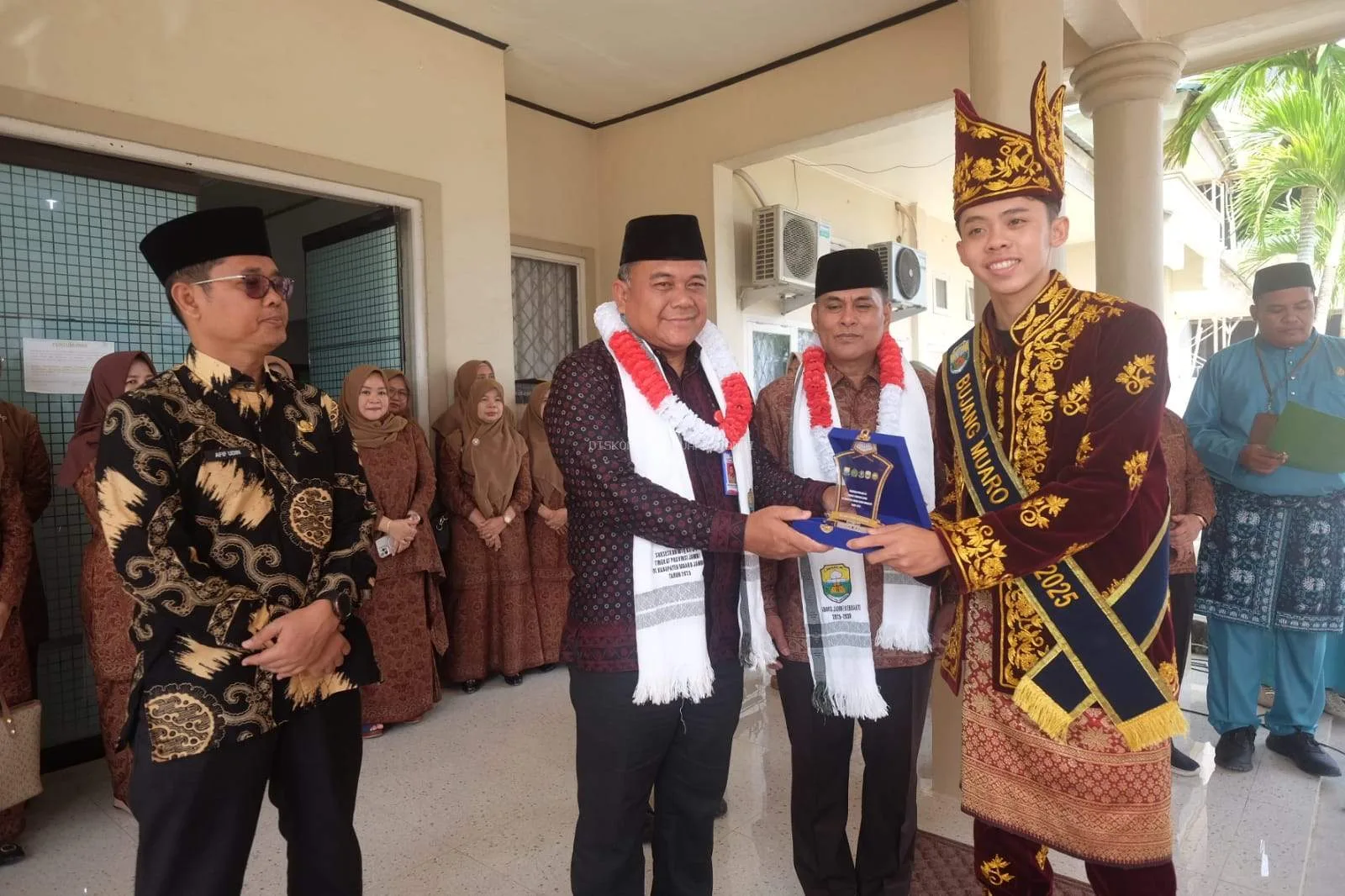 Photo Sekda H.Budhi Hartono Menyambut Kedatangan Kafilah dari Beberapa Kabupaten Se-Provinsi Jambi di Kabupaten Muaro Jambi Komplek Perkantoran Bukit Cinto Kenang, Sengeti ( Photo Dok : Diskominfo )