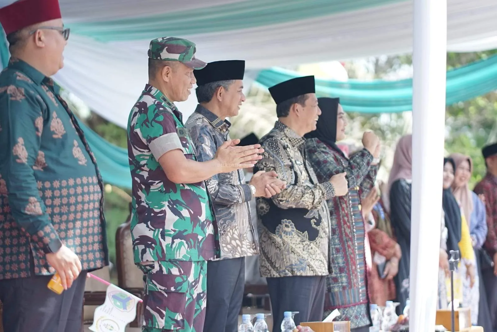 Photo Wakil Bupati Muaro Jambi Junaidi Mahir Melepas Pawai Ta'aruf MTQ Ke-54 Tingkat Provinsi Jambi di Jalan Lintas Timur Kelurahan Sengeti ( Photo: Diskominfo)